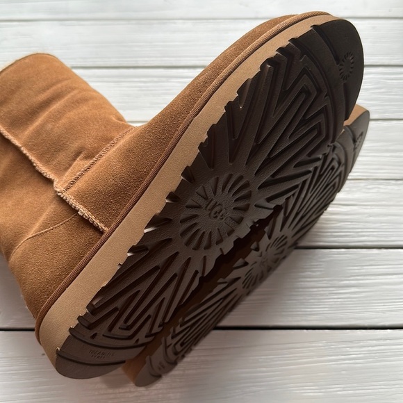 NWOB UGG Classic Short Zip size 10 - Picture 6 of 7